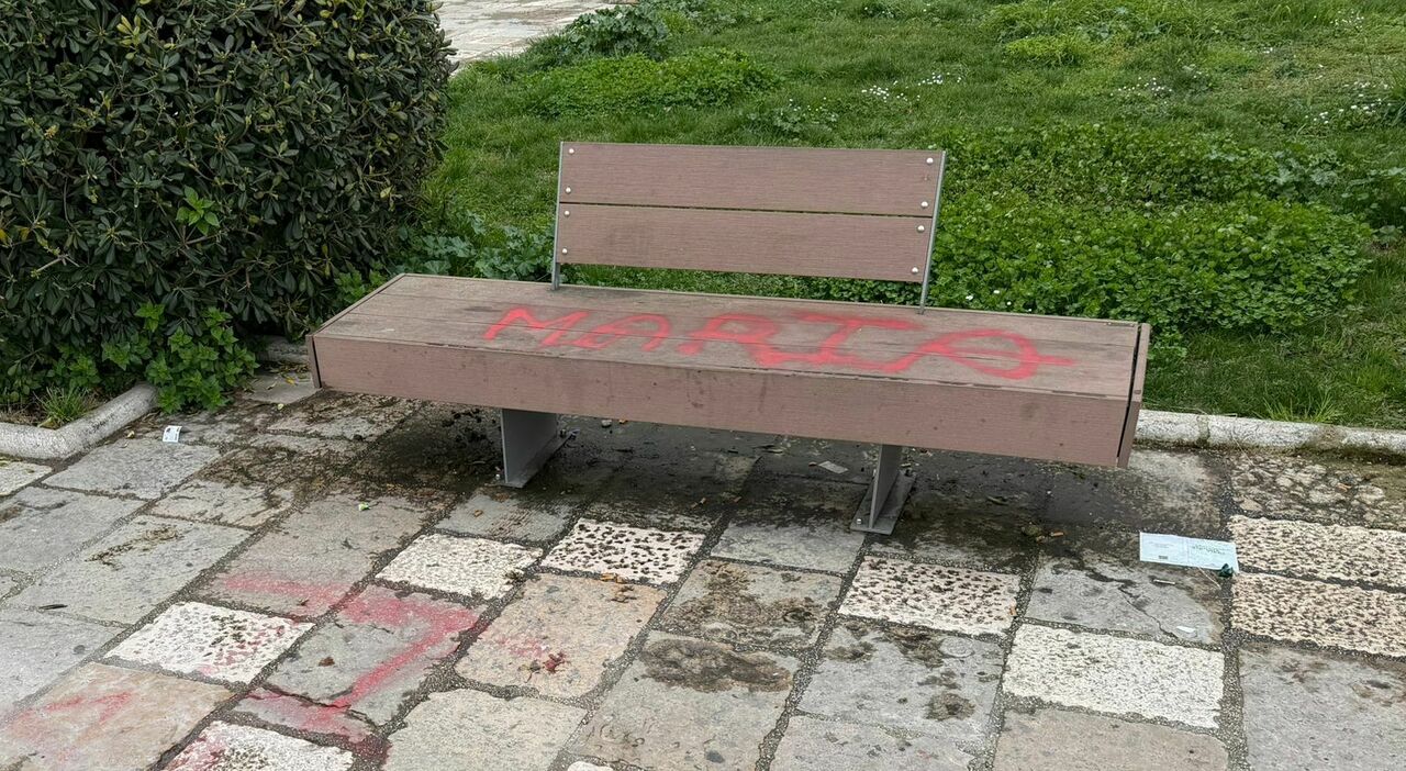 e innamorato ma pur sempre un vandalo imbratta con la vernice rossa il lungomare di ancona fresco di restyling da Corriereadriatico.it e innamorato ma pur sempre un vandalo imbratta con la vernice rossa il lungomare di ancona fresco di restyling