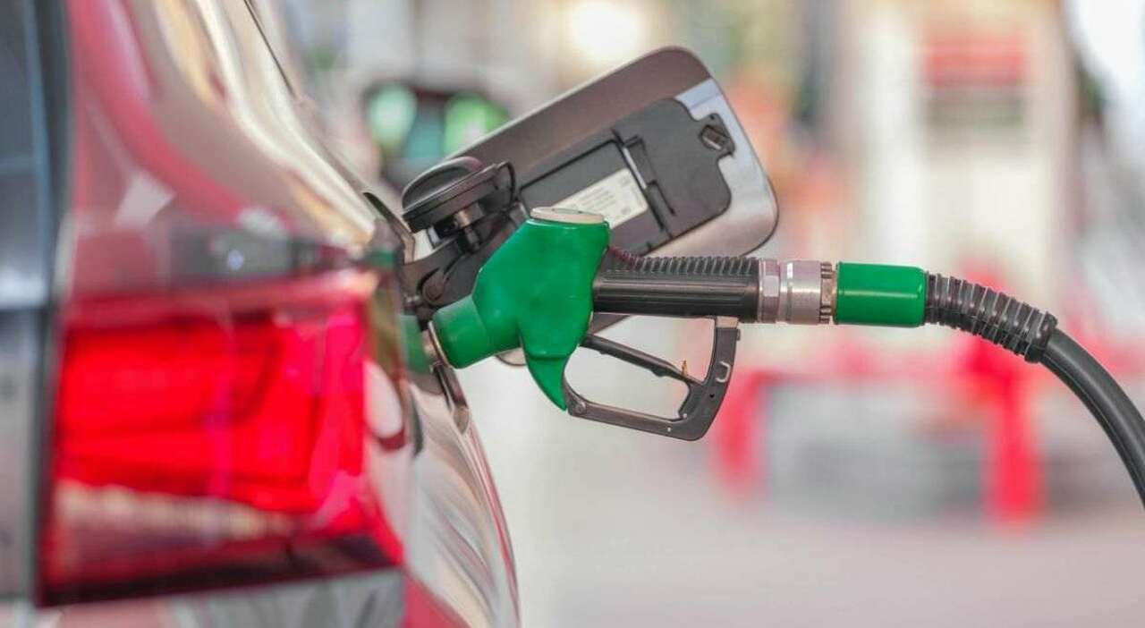Benzina e diesel alle stelle: sfiorati i due euro al litro. «Rischio di altri aumenti»