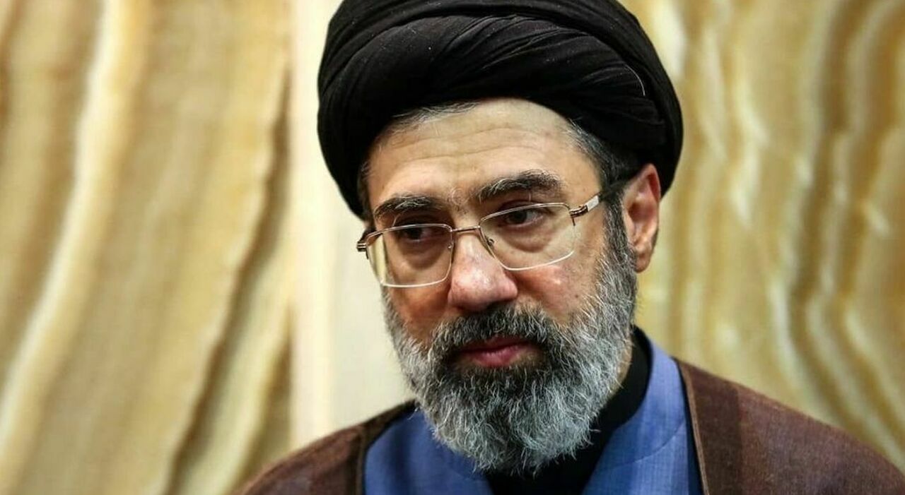 https://statics.cedscdn.it/photos/MED_HIGH/2026/03/04/9395395_04083832_mojtaba_hosseini_chi_e_figlio_khamenei_guerra_iran_usa_patrimonio.jpg