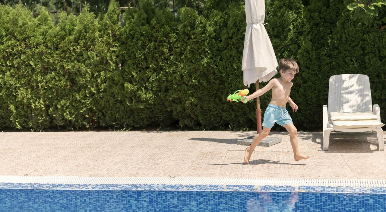 https://statics.cedscdn.it/photos/MED_HIGH/2026/03/04/9395427_04091115_boy_pool_playing_with_water_gun.jpg