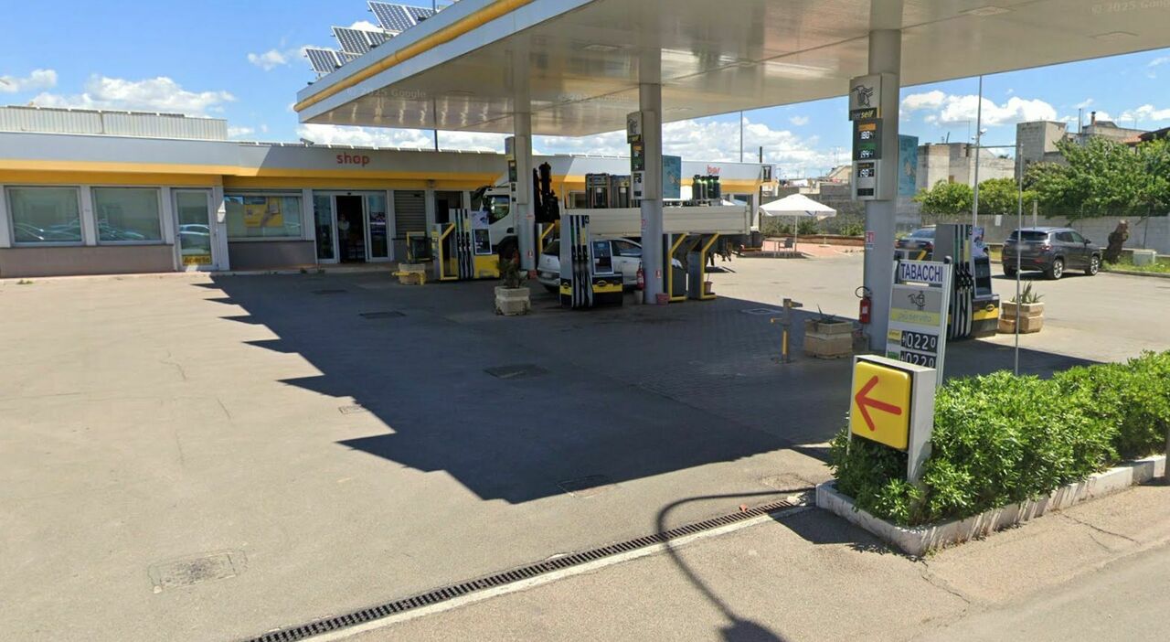 investito alla stazione di servizio dopo aver fatto rifornimento donna in fuga