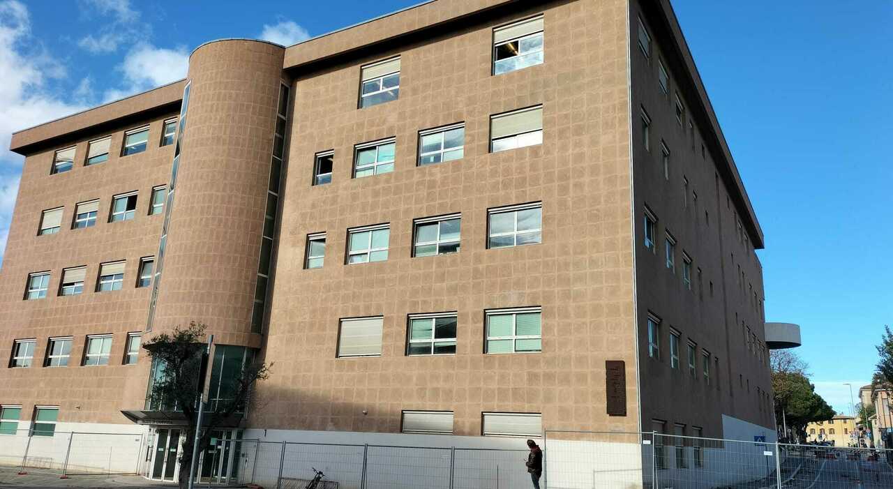 Pesaro, 55 denunce per stalking e 13 sentenze: pena light per il molestatore seriale di avvocate