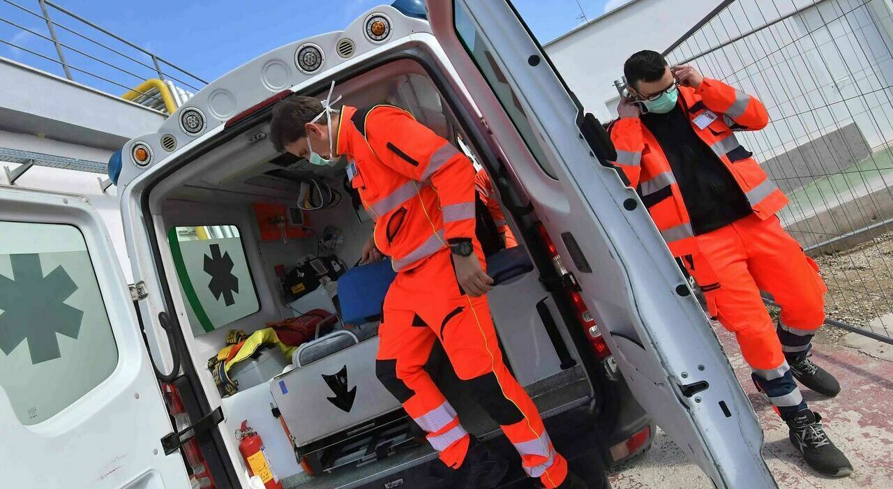 Incidente sul lavoro, operaio precipita dal tetto di un capannone mentre lavora ai lucernai, il 25enne è grave