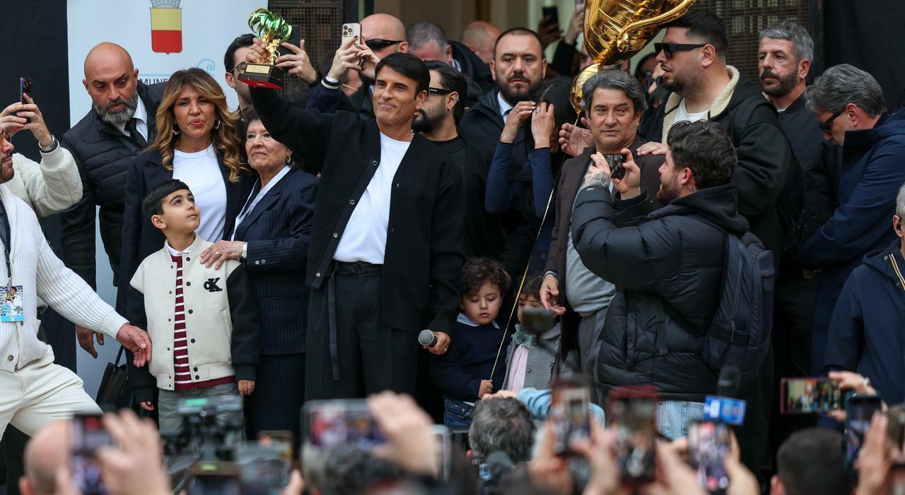 Napoli in festa per Sal Da Vinci: «Razzismo contro di me? Dico no alle provocazioni»