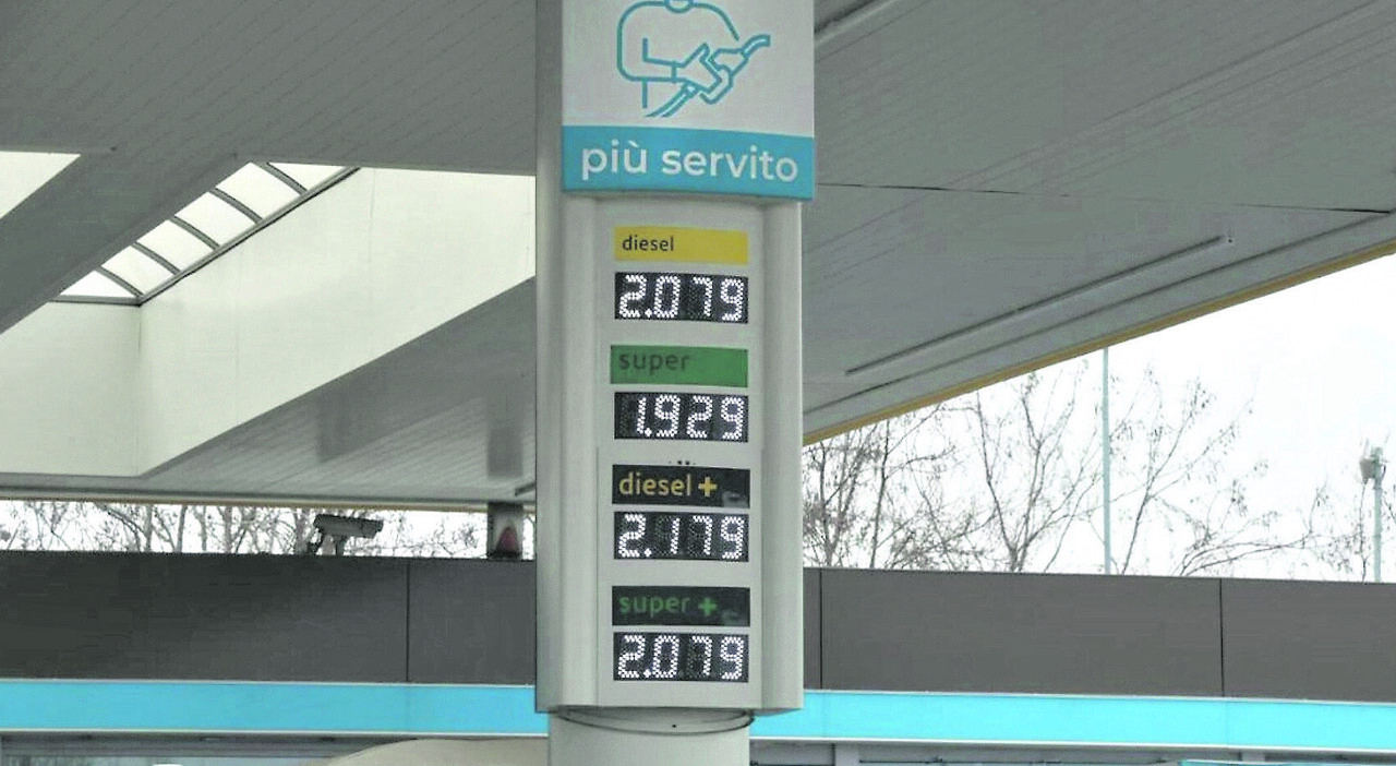 aumento prezzi benzina e bollette 2026 gli effetti della crisi in iran tutti i rincari