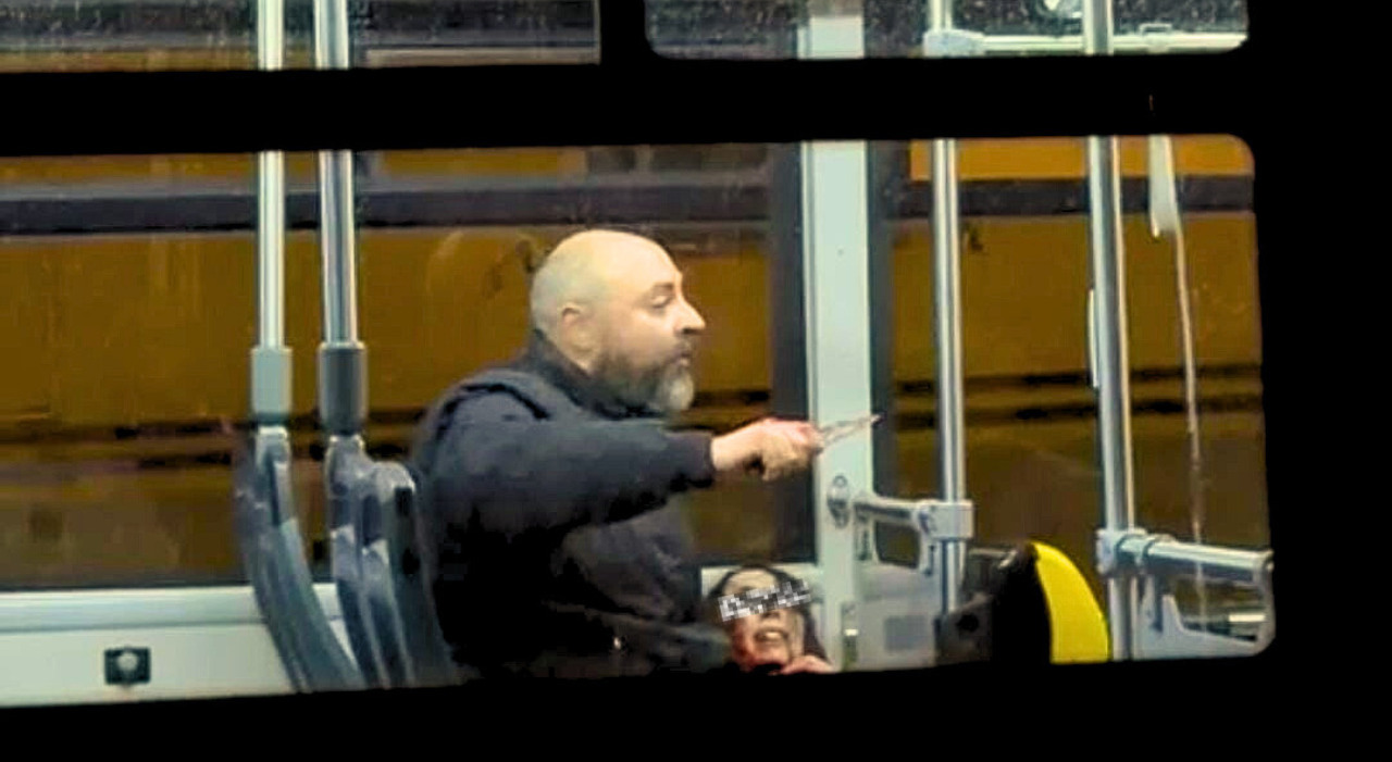 Napoli, raid di un folle, pugnala avvocato penalista sul bus e rischia il linciaggio: preso