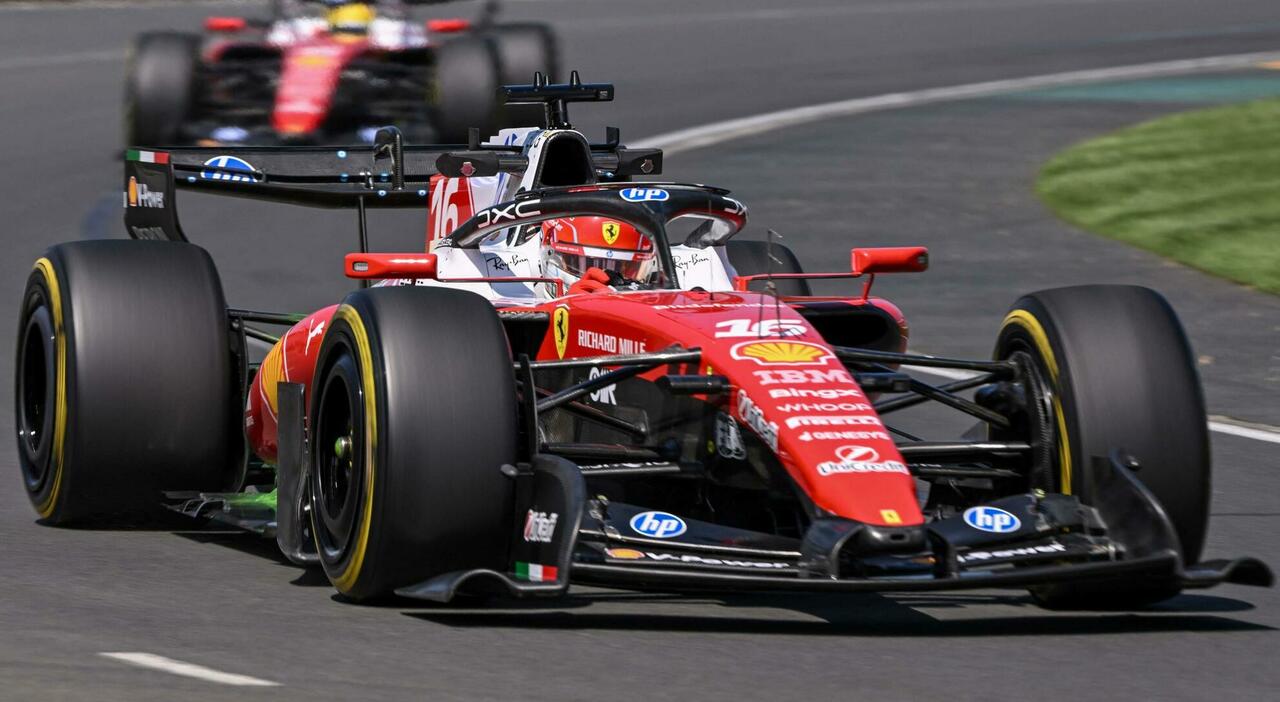 La Ferrari SF-26 di Charles Leclerc davanti a quella di Lewis Hamilton a Melbourne in Australia