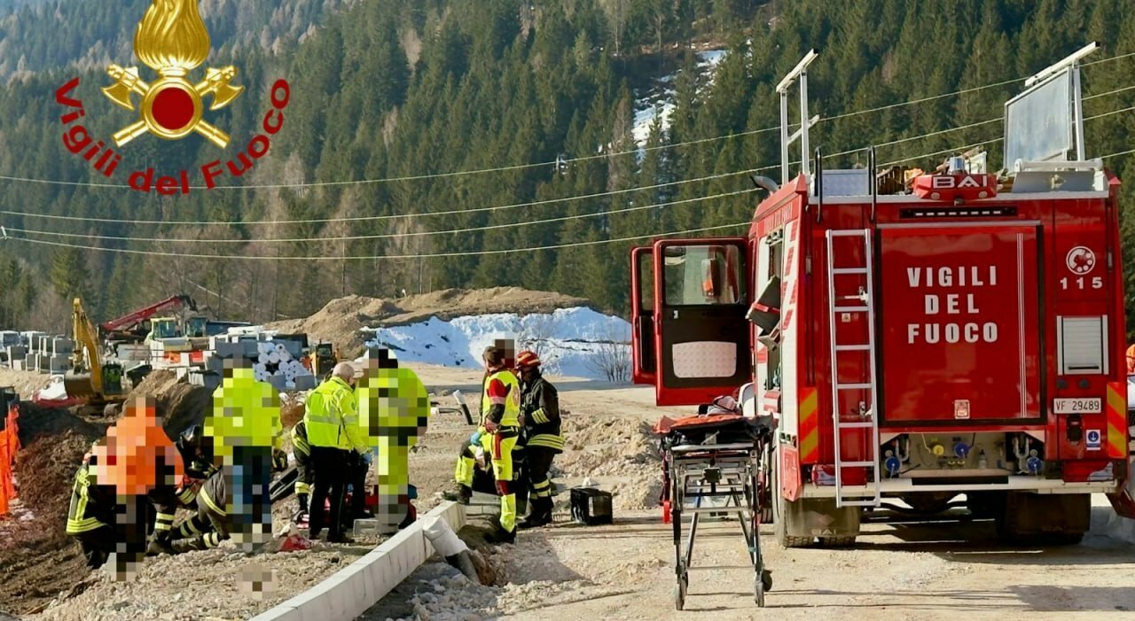 incidente sul lavoro sull alemagna operaio scivola nel cantiere stradale e precipita nell argine trasportato in ospedale con l elicottero