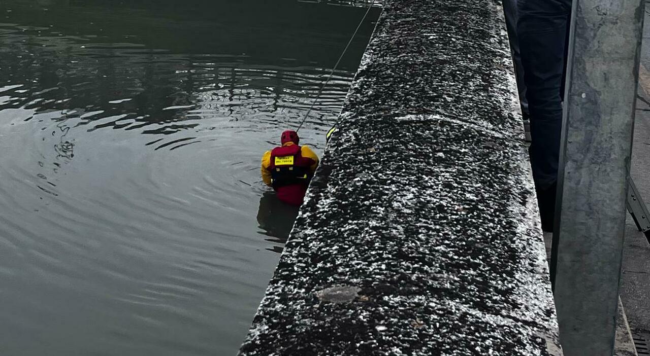le telecamere lo inquadrano alle 3 di notte lascia la bici e scompare il corpo del 44enne ripescato nel misa