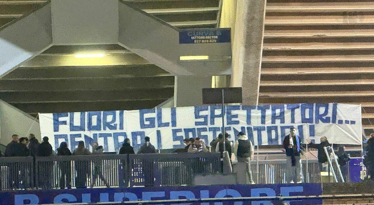 napoli torino la curva b fuori gli spettatori dentro i sostenitori