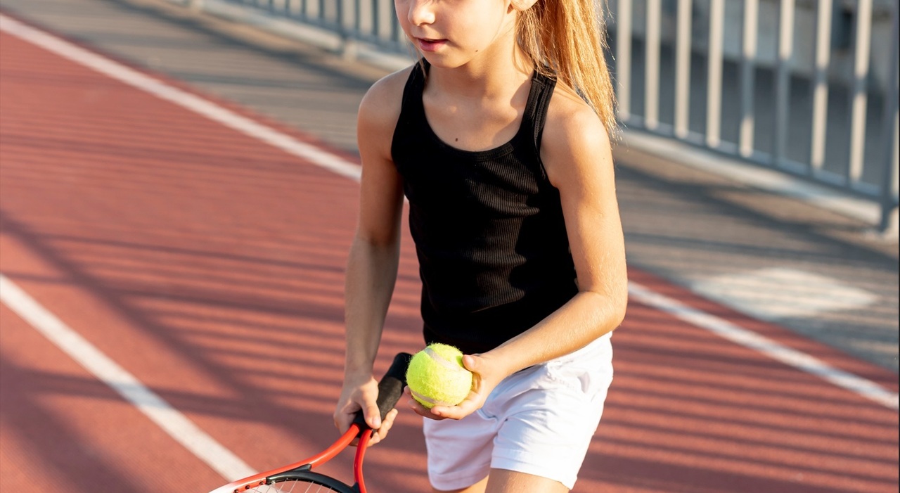 https://statics.cedscdn.it/photos/MED_HIGH/2026/03/07/9402070_07163313_bambine_tennis.jpg