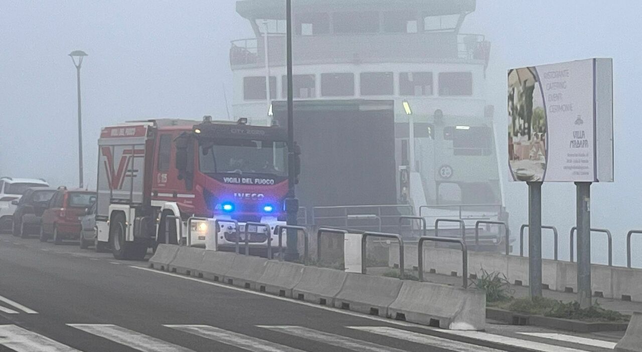 automobilista sbaglia l imbarco sul ferryboat e finisce in acqua a bordo anche un labrador operazioni di recupero in corso caos partenze