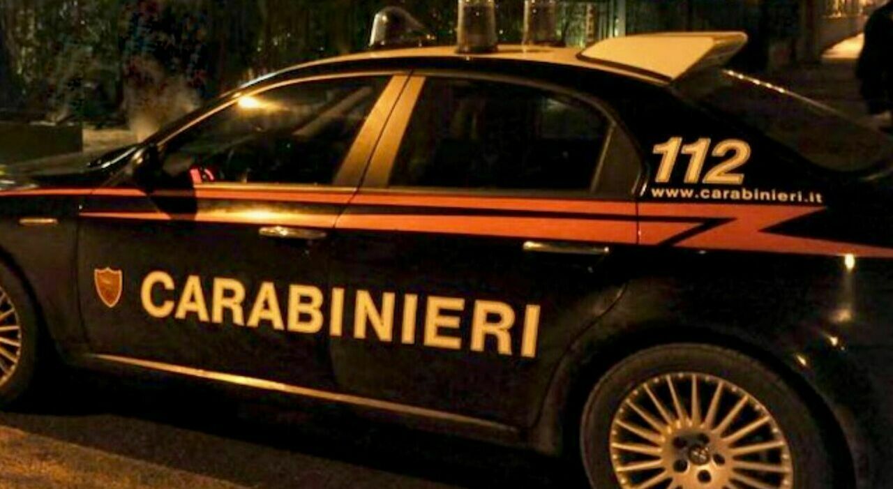 https://statics.cedscdn.it/photos/MED_HIGH/2026/03/08/9403629_08121841_auto_carabinieri_notte.jpg
