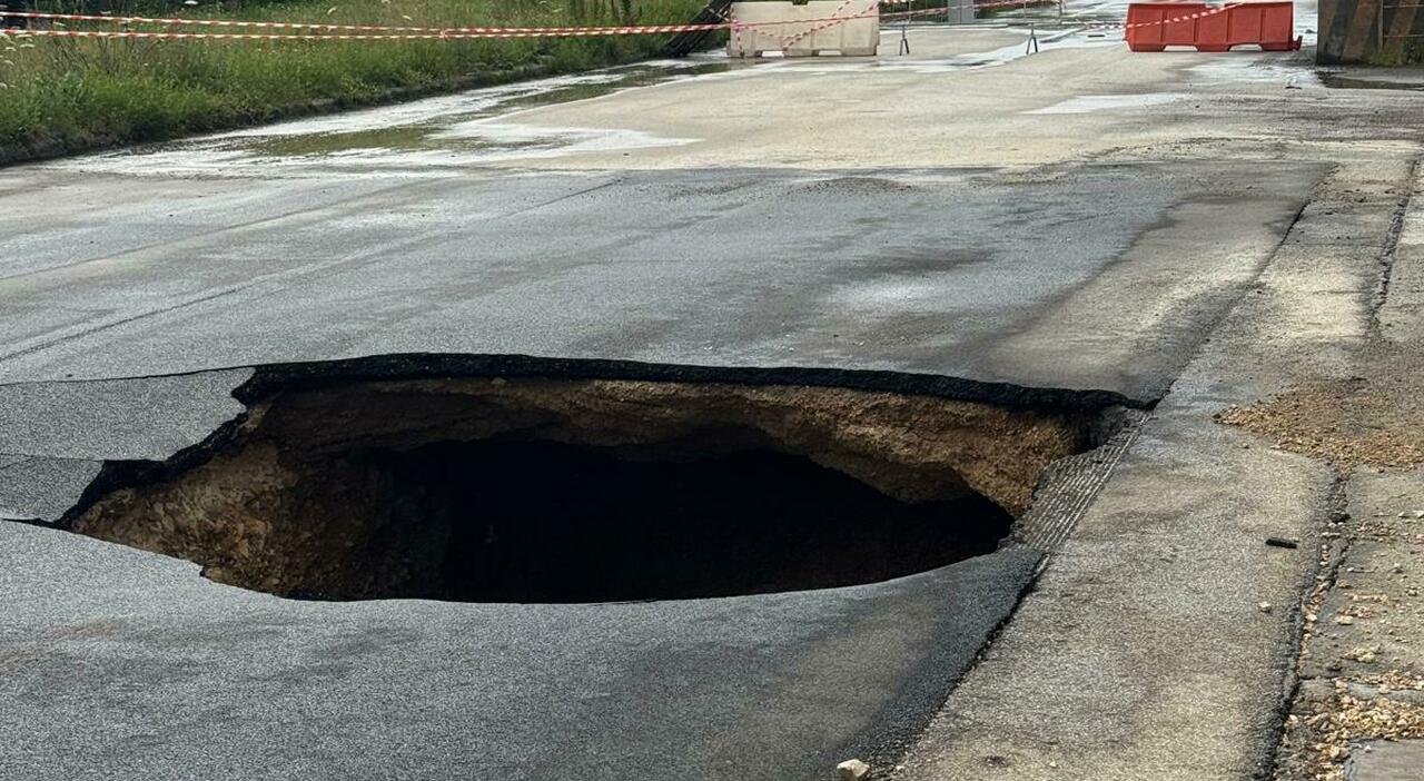 ex ilva si apre una voragine in una strada all interno dello stabilimento serve una legge speciale da Quotidianodipuglia.it ex ilva si apre una voragine in una strada all interno dello stabilimento serve una legge speciale