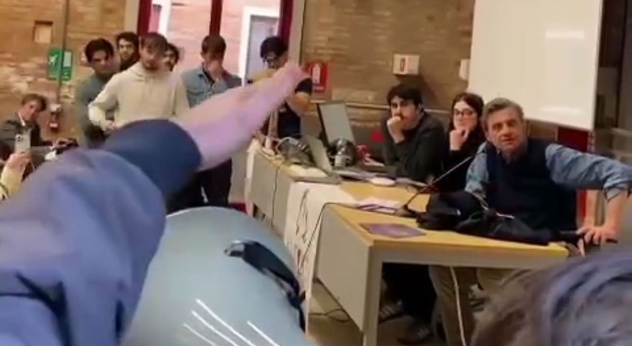 carlo calenda blitz anarchico a ca foscari i contestatori imitano il gesto della p38 e scambiano il leader di azione per renzi da Ilgazzettino.it carlo calenda blitz anarchico a ca foscari i contestatori imitano il gesto della p38 e scambiano il leader di azione per renzi