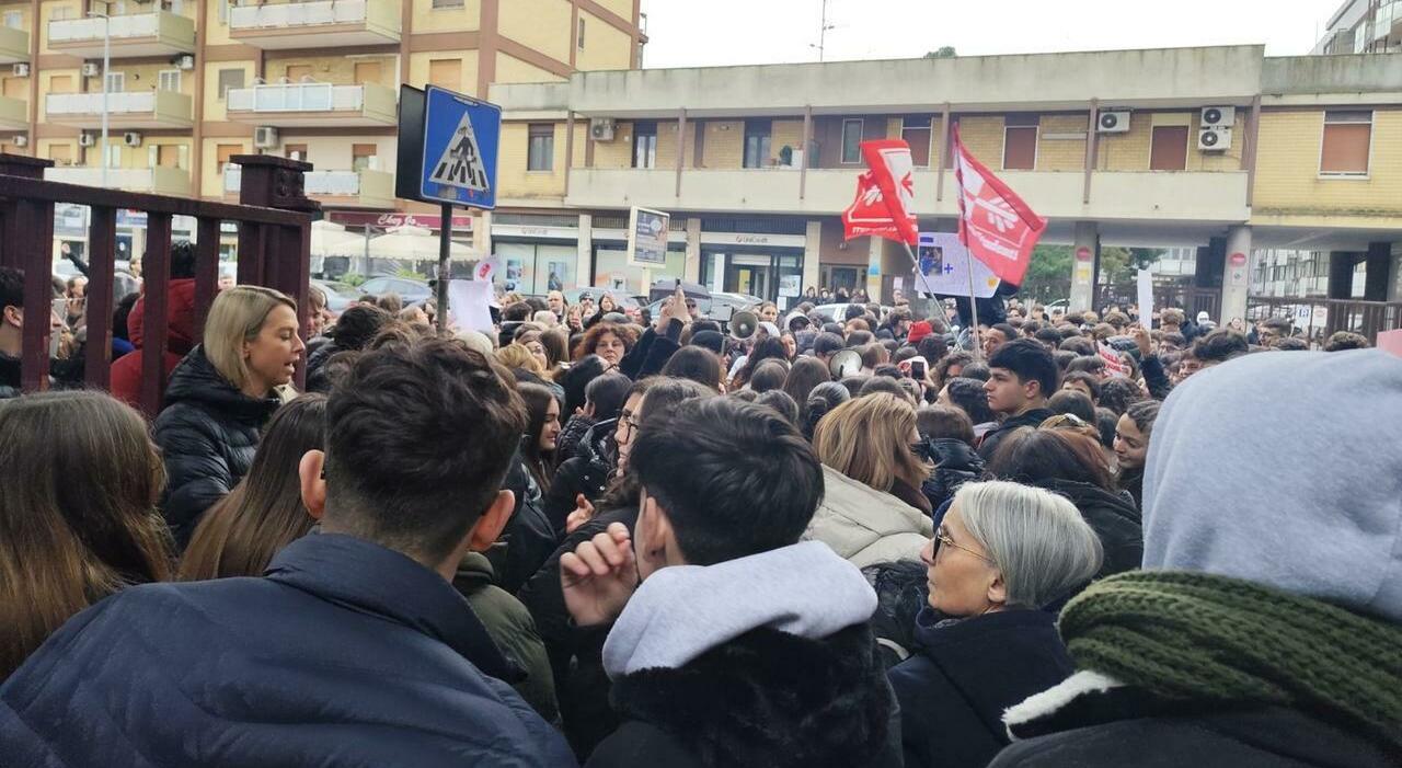scontro a scuola con la preside al romanazzi di bari sciopero di docenti e personale ata da Quotidianodipuglia.it scontro a scuola con la preside al romanazzi di bari sciopero di docenti e personale ata