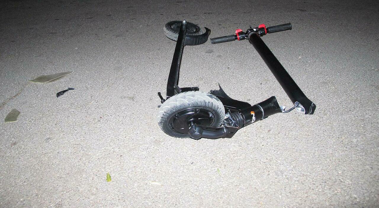 incidente nella notte scontro tra auto e monopattino sul lungomare di bari grave un giovane