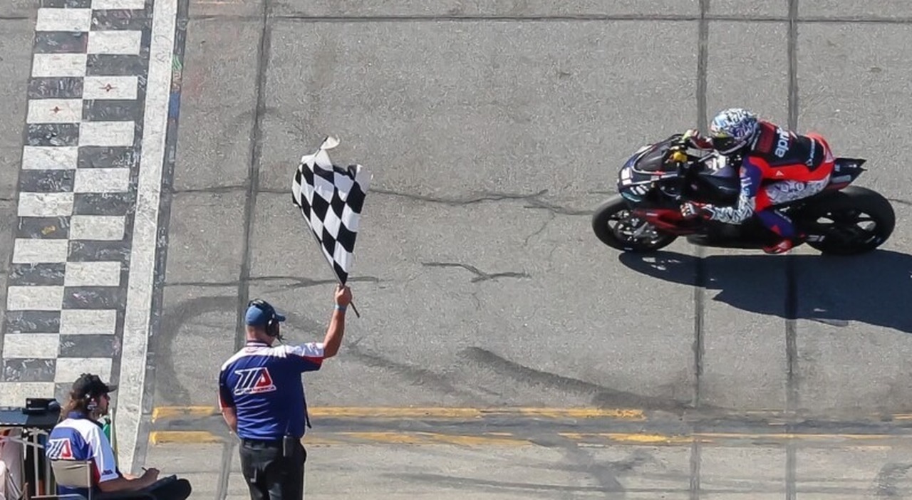 la RS 660 mentre taglia il traguardo nel MotoAmerica Twins Cup a Daytona