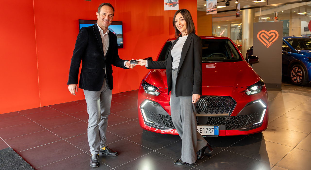 S&eacute;bastien Guigues, CEO Renault Italia consegna la nuova Clio ad una cliente