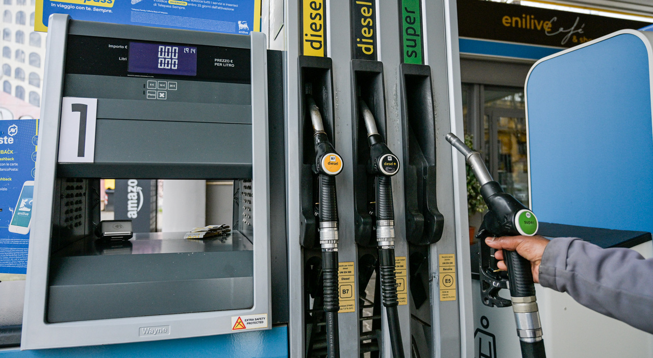 https://statics.cedscdn.it/photos/MED_HIGH/2026/03/09/9405921_09211608_guerra_benzina_diesel_bollette_piano_governo_cosa_succede.jpg