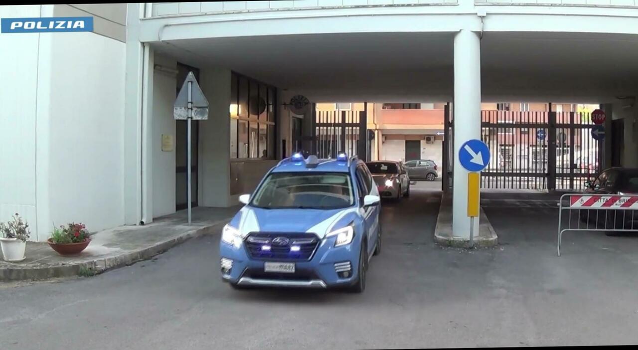 ostuni oggi blitz della polizia contro il traffico di droga 25 arresti