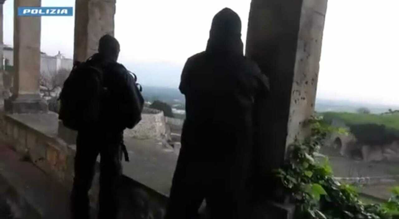 ostuni oggi blitz della polizia contro il traffico di droga 25 arresti i nomi