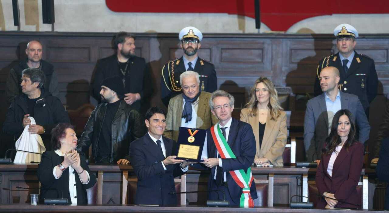 sanremo il sindaco di napoli premia sal da vinci grande emozione domenico figlio di tutto noi manfredi premiamo la musica napoletana
