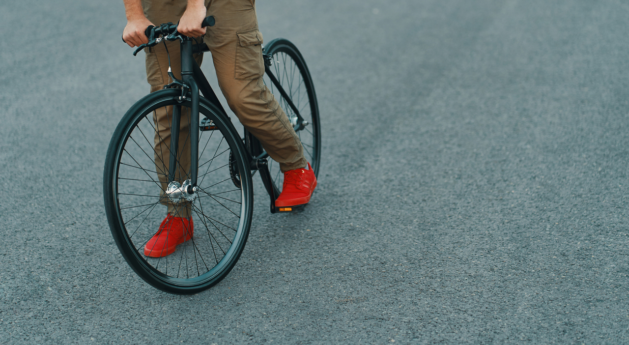 https://statics.cedscdn.it/photos/MED_HIGH/2026/03/11/9409661_11142817_closeup_casual_man_legs_riding_classic_bike_city_road.jpg