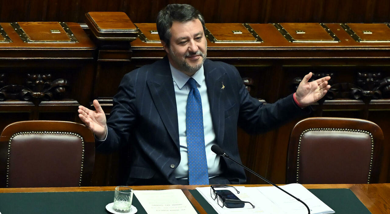 Il ministro delle Infrastrutture e dei Trasporti Matteo Salvini durante le domande a risposta immediata presso l'aula della Camera dei Deputati