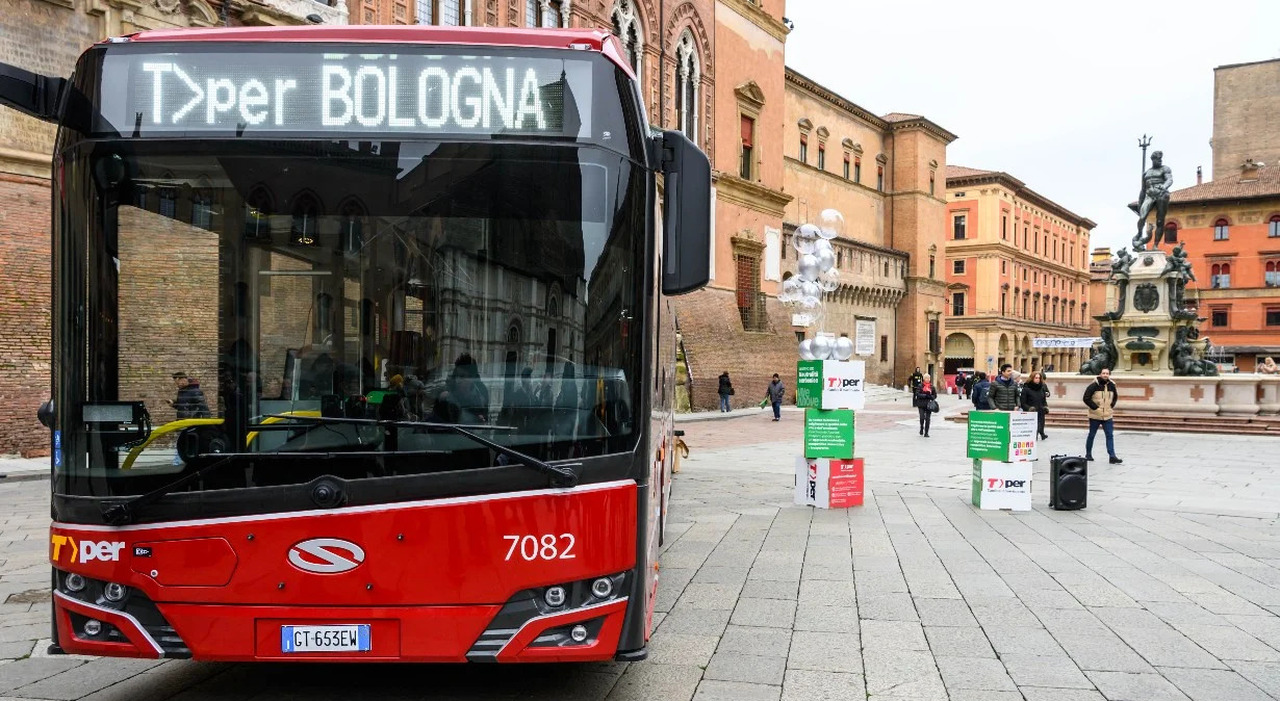Uno degli autobus a idrogeno per il trasporto pubblico di Bologna