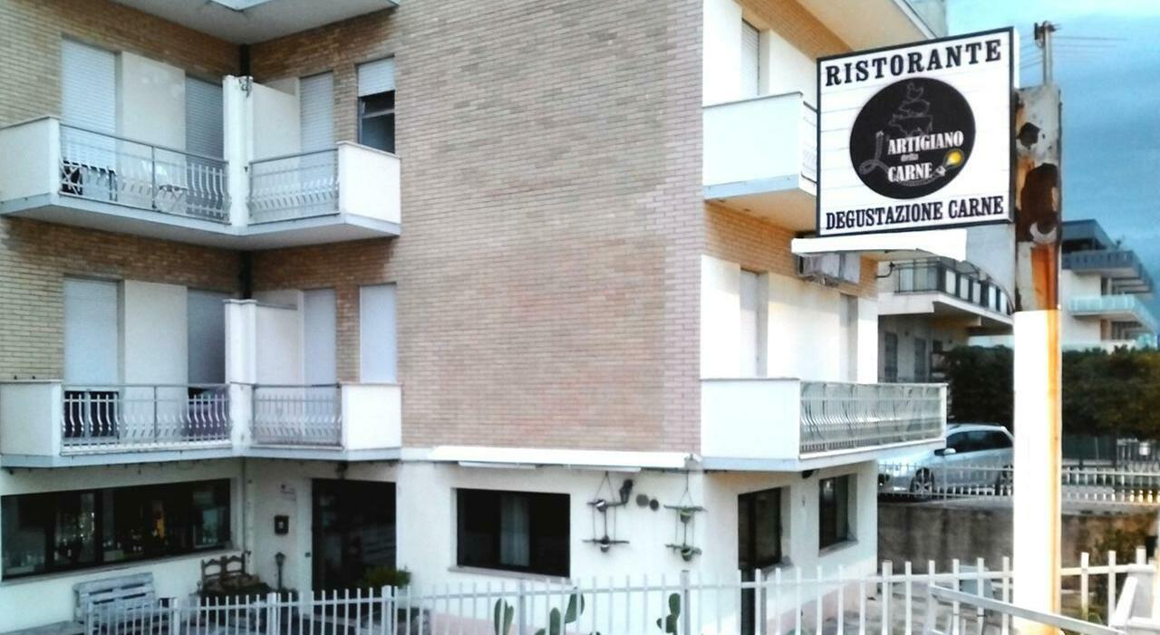 Civitanova, mangia un filetto, beve il vino ma ne vuole ancora: cliente insoddisfatta scatena il caos e se ne va senza pagare