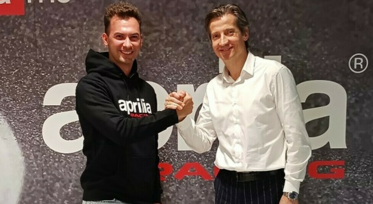 a sinistra il pilota sammarinese Thomas Marini nel team Aprilia Tuareg Racing qui con l'ad di aprilia racing Massimo Rivola