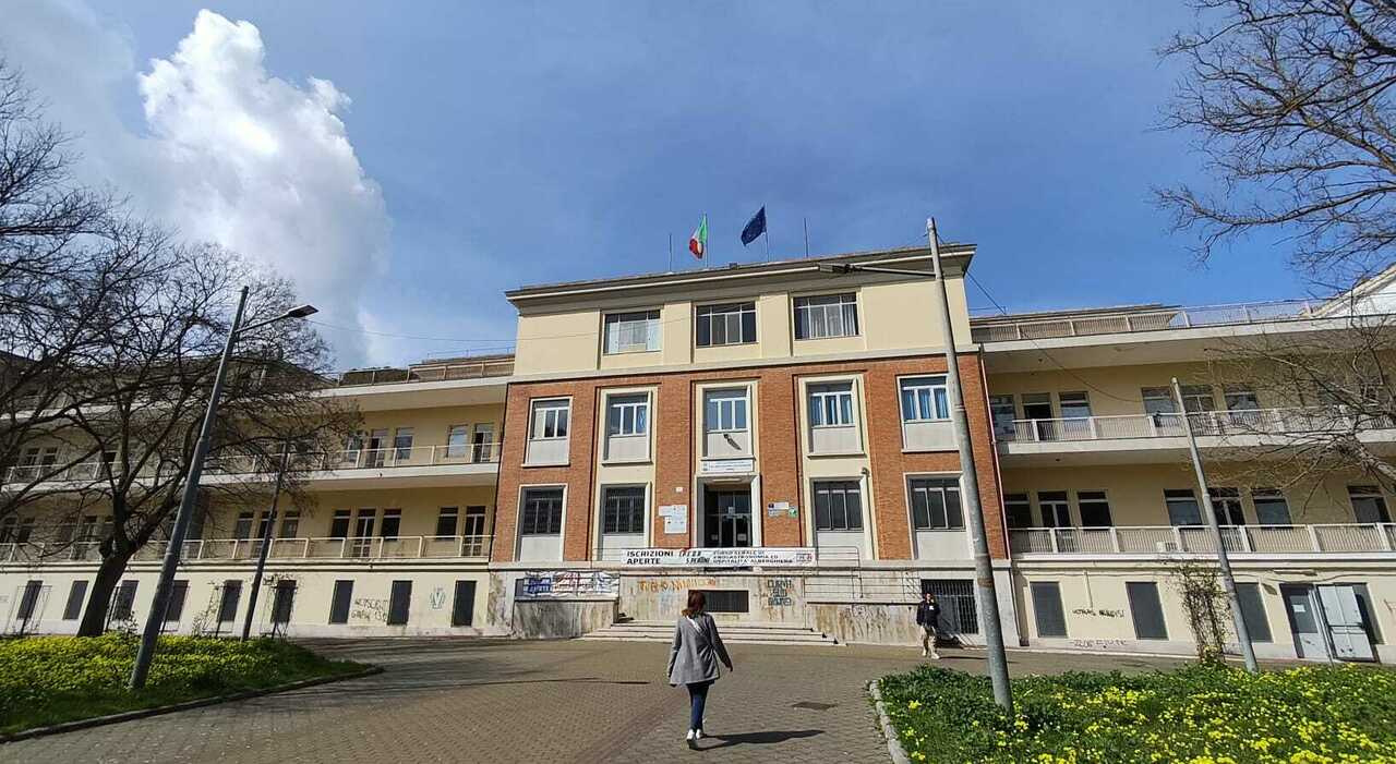 https://statics.cedscdn.it/photos/MED_HIGH/2026/03/12/9411790_12130043_incidente_scuola_studentessa_cade_primo_piano_alberghiero_brindisi_volo_5_metri_cedimento_montacarichi_ferita.jpg