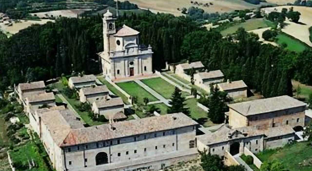 orrore a fano cadavere trovato in fondo a un pozzo potrebbe essere il vandalo che ha profanato l eremo di monte giove