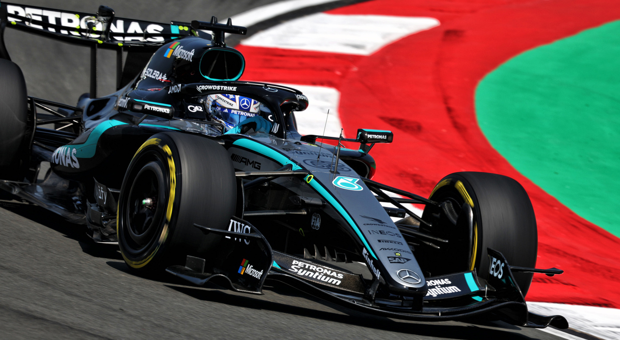 George Russell con la Mercedes W17 in Cina