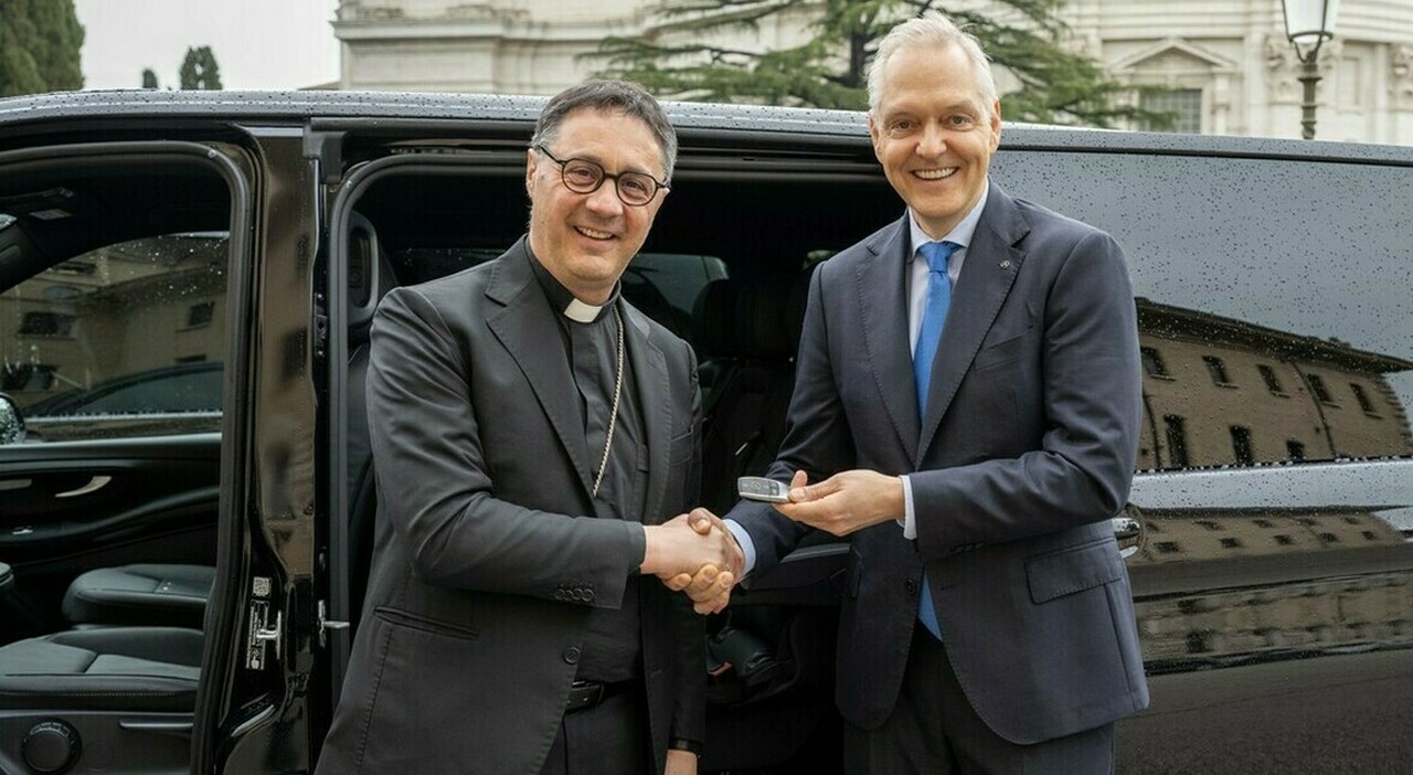 da sinistra l'arcivescovo Emilio Nappa ed il presidente e ceo di Mercedes Benz Italia Marc Langenbrinck