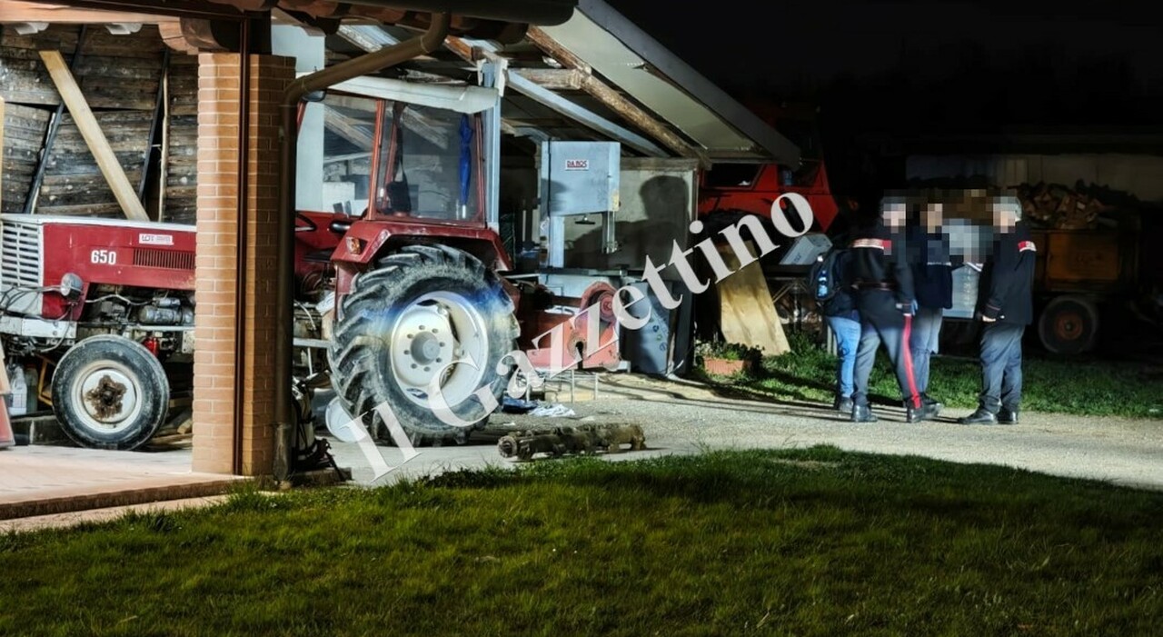 travolto mentre lavora sul trattore muore schiacciato a 55 anni da Ilgazzettino.it travolto mentre lavora sul trattore muore schiacciato a 55 anni