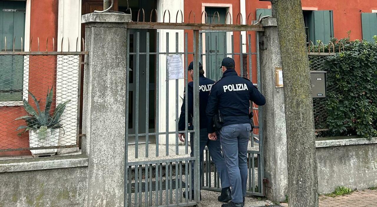 Disabile segregato per mesi in garage: donna gli occupa la casa, scatta il blitz per sgomberarla e lei si barrica all