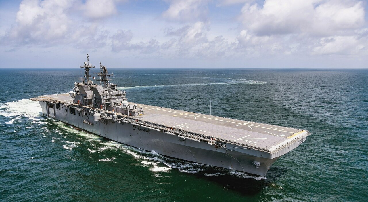https://statics.cedscdn.it/photos/MED_HIGH/2026/03/13/9414382_13192003_USS_Tripoli_LHA-7_underway_in_the_Gulf_of_Mexico_during_builder_s_trials_15_July_2019_190715-N-N0101-150.jpg