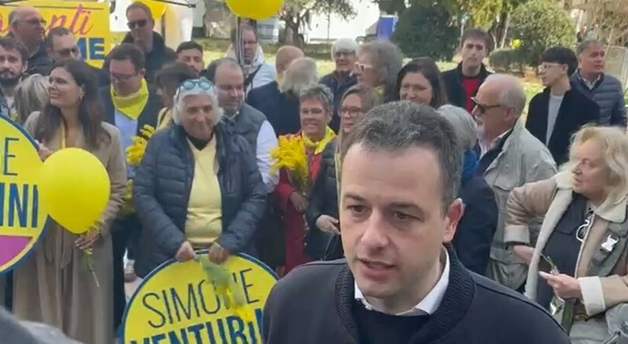 https://statics.cedscdn.it/photos/MED_HIGH/2026/03/14/9415697_14115530_simone_venturini_candidato_presenta_simbolo_lista_giallo_marghera_venezia.jpg