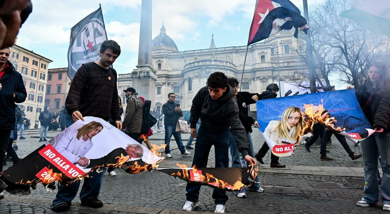 https://statics.cedscdn.it/photos/MED_HIGH/2026/03/14/9415898_14163600_corteo_roma_contro_trump_meloni_no_referendum_guerra_governo.jpg