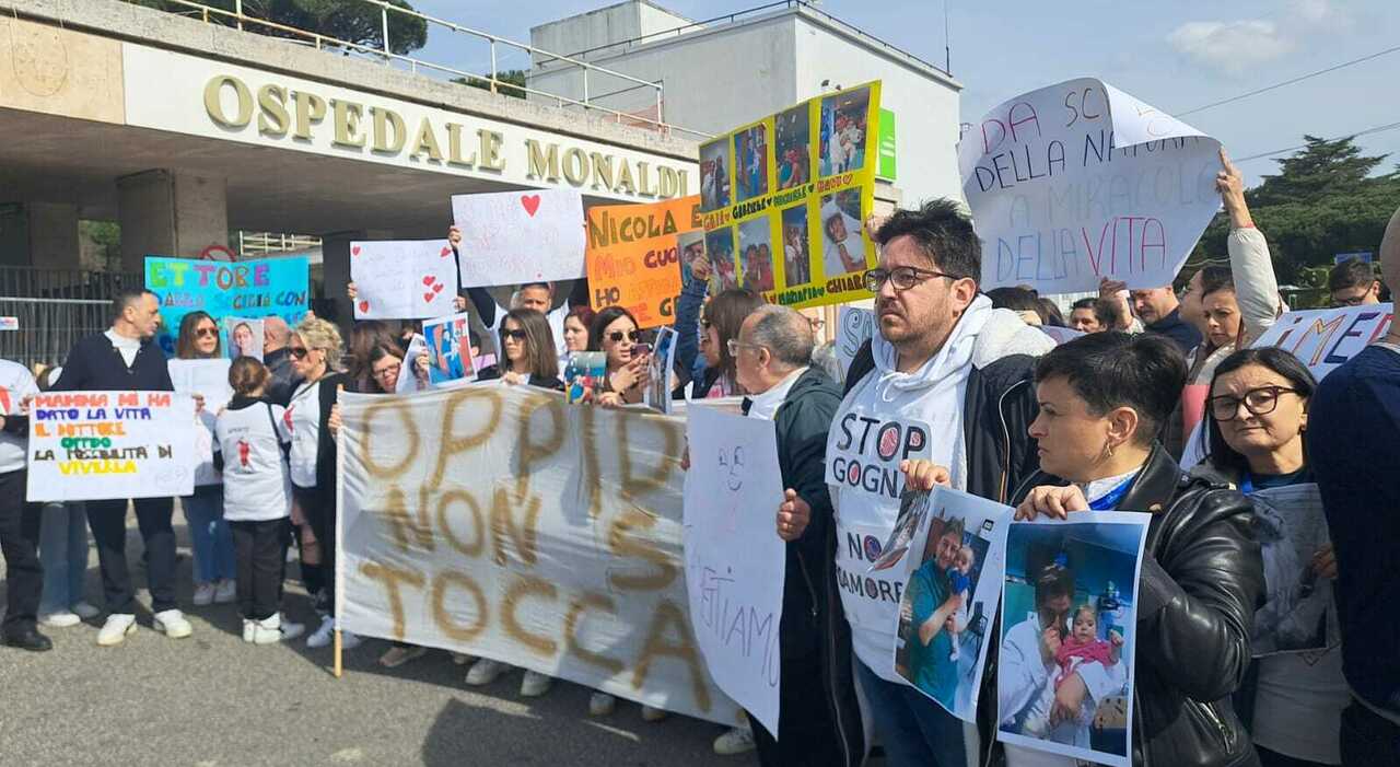 Maglietta bianca e cuore rosso, al Monaldi il sit in dei genitori dei bimbi cardiopatici: «Oppido non si tocca» Maglietta bianca e cuore rosso, al Monaldi il sit in dei genitori dei bimbi cardiopatici: «Oppido non si tocca»