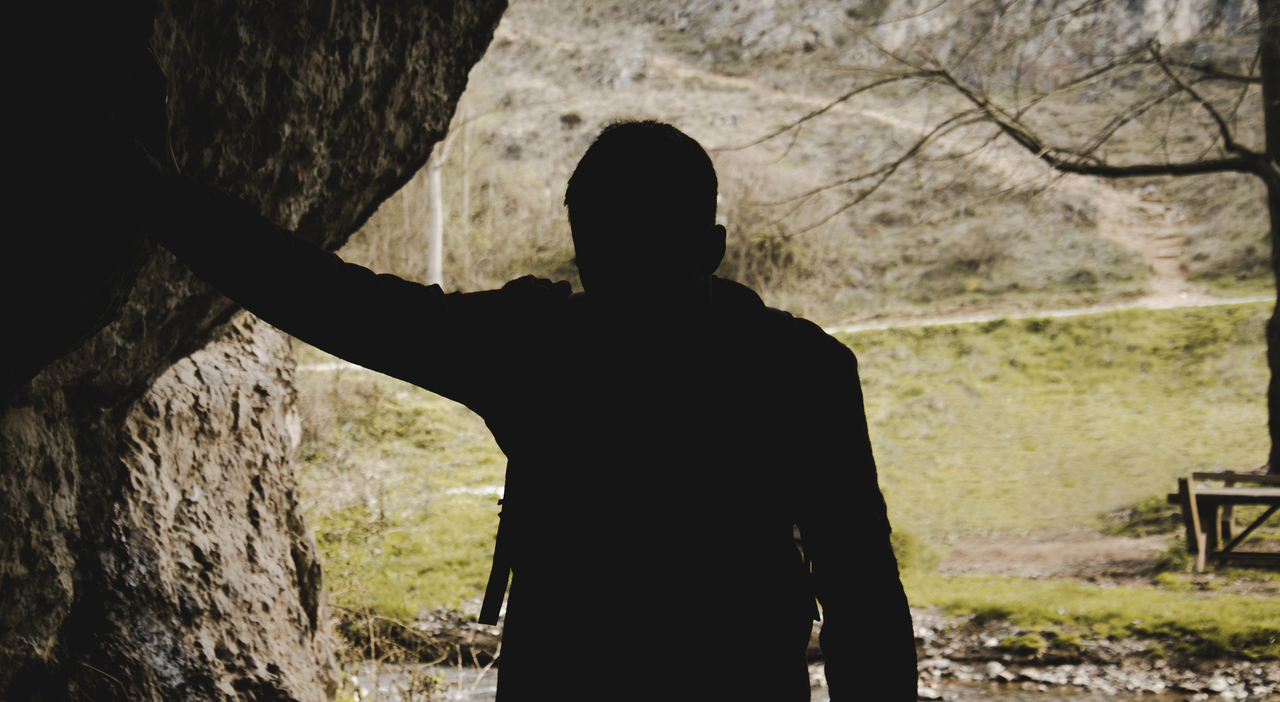 https://statics.cedscdn.it/photos/MED_HIGH/2026/03/15/9417514_15145148_silhouette_hiker_cave.jpg