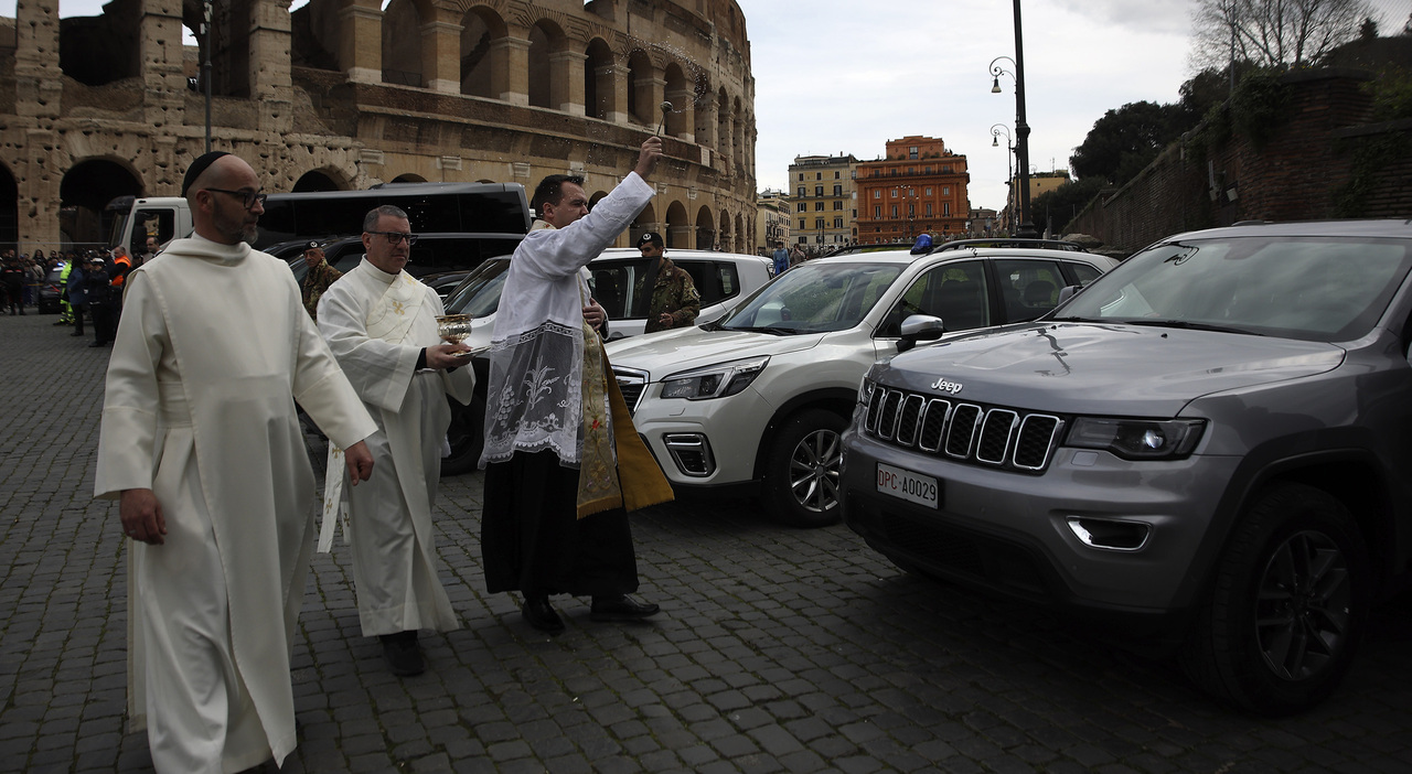 Un momento della benedizione delle auto al Colosseo