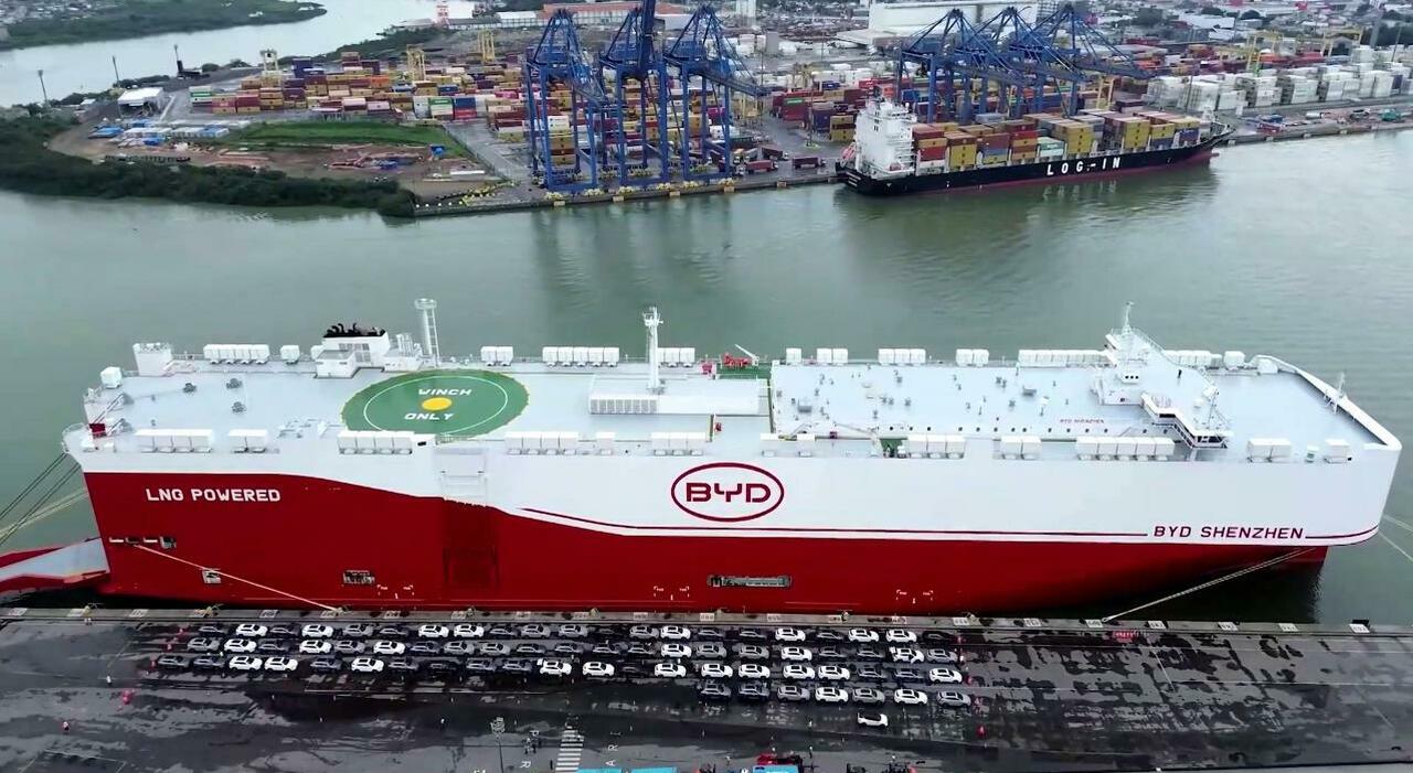 la Byd Shenzhen attraccata al porto di Itaja&iacute;, in Brasile. La supernave di Byd &egrave; la pi&ugrave; grande al mondo, con un'area per il caricamento delle vetture pari alla superficie di 20 campi da calcio