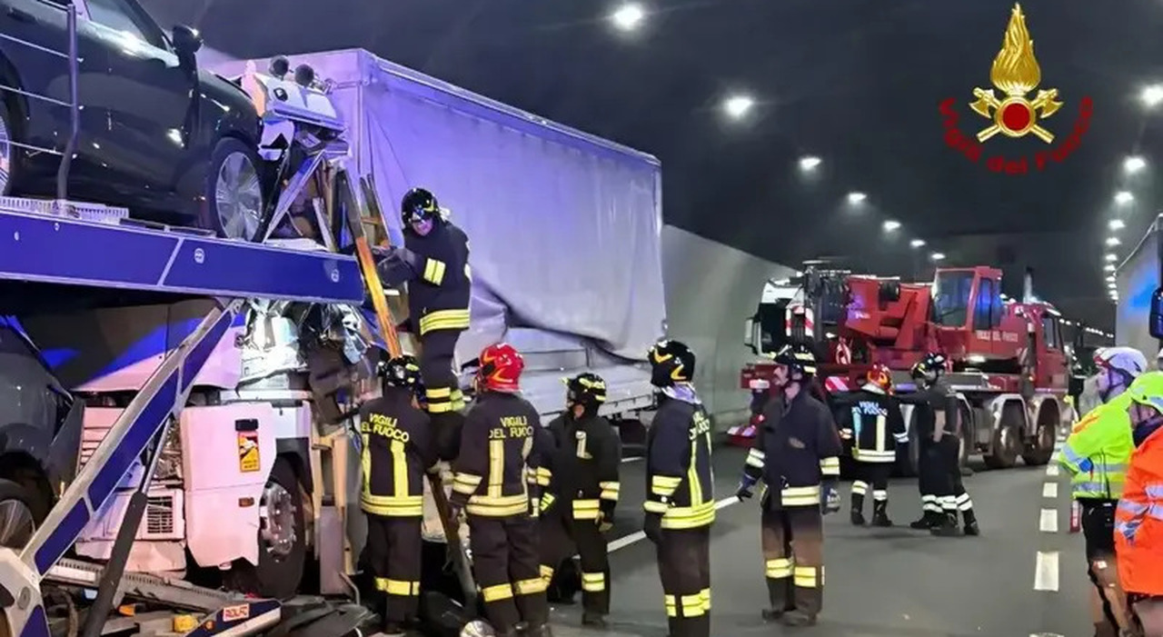 https://statics.cedscdn.it/photos/MED_HIGH/2026/03/16/9419392_16154151_incidente_a1_camion_scontro_galleria_auotostrada_chiusa_traffico.jpg