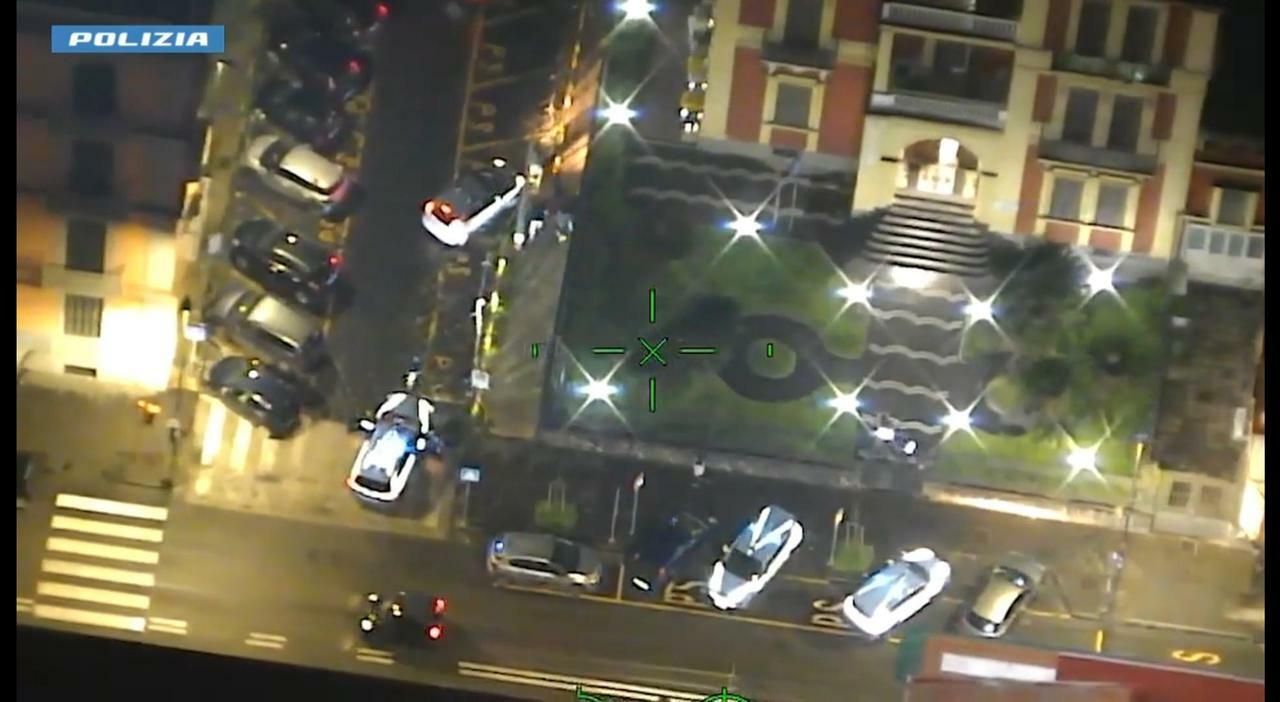 Napoli, spaccio nei giardini occupati da 40 anni: la droga tra i bimbi