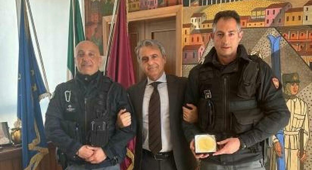 Sbagliano strada, un errore provvidenziale: due poliziotti di Senigallia rianimano un automobilista e gli salvano la vita
