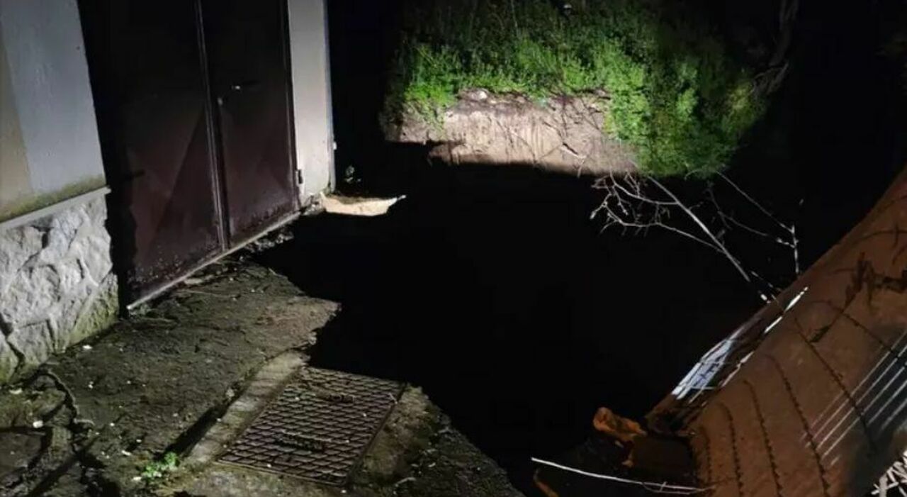 maltempo in puglia smottamento ad ascoli satriano evacuate le abitazioni da Quotidianodipuglia.it maltempo in puglia smottamento ad ascoli satriano evacuate le abitazioni