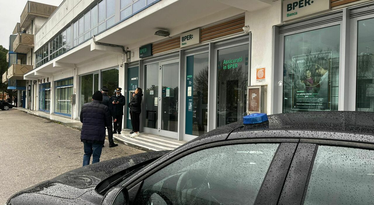assalto alla bper della baraccola rapinatori puntano la pistola contro un dipendente la moglie sente tutto al telefono e d224 l allarme due arresti